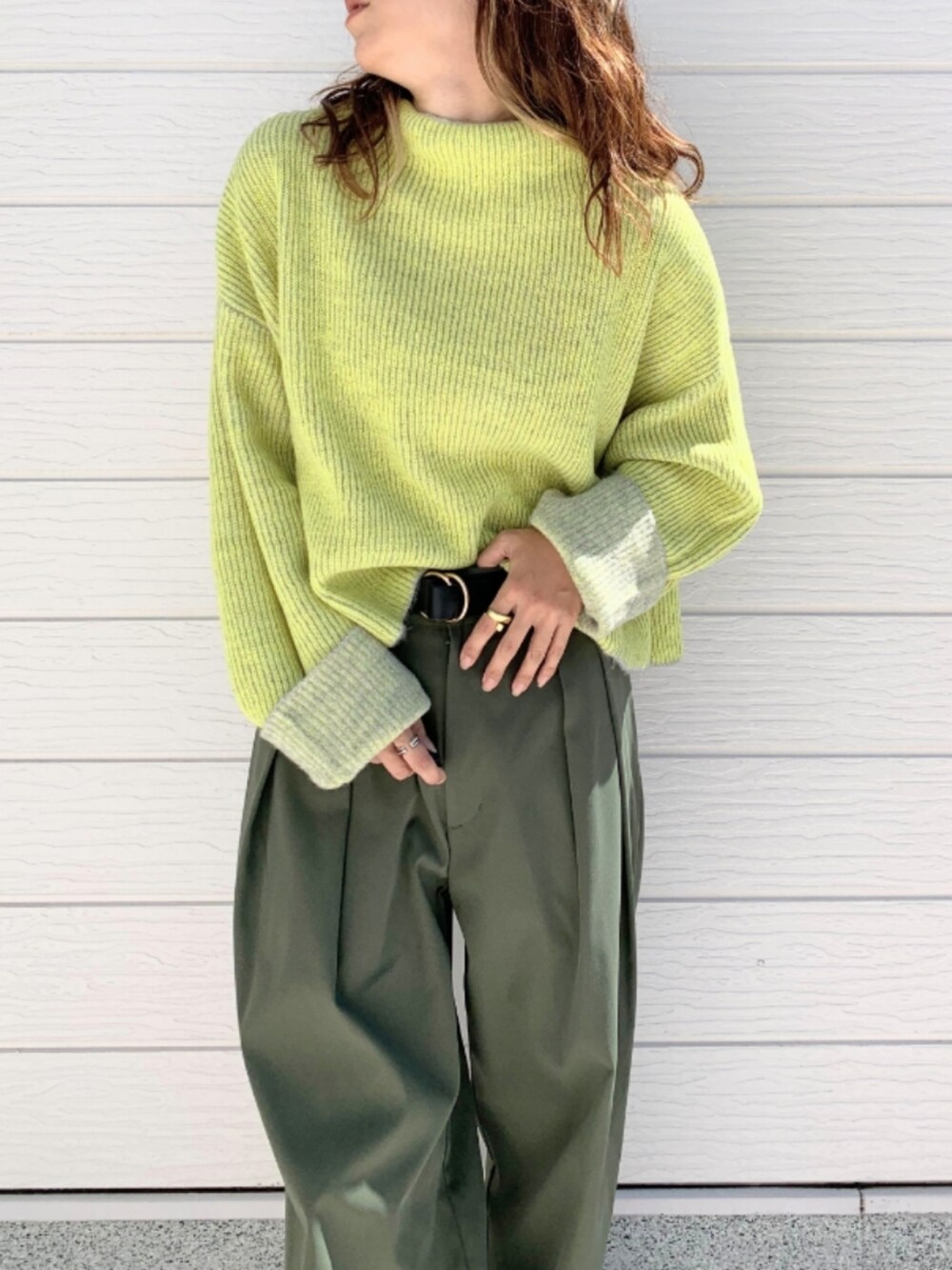 グリーン系のその他パンツ、グレー系のニット/セーター、ブラック系のベルトを着用したレディースの秋コーディネートの3枚目の写真