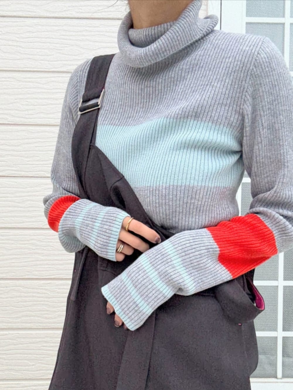 ブラック系のバックパック/リュック、グレー系のサロペット/オーバーオール、グレー系のニット/セーターを着用したレディースの秋コーディネートの5枚目の写真