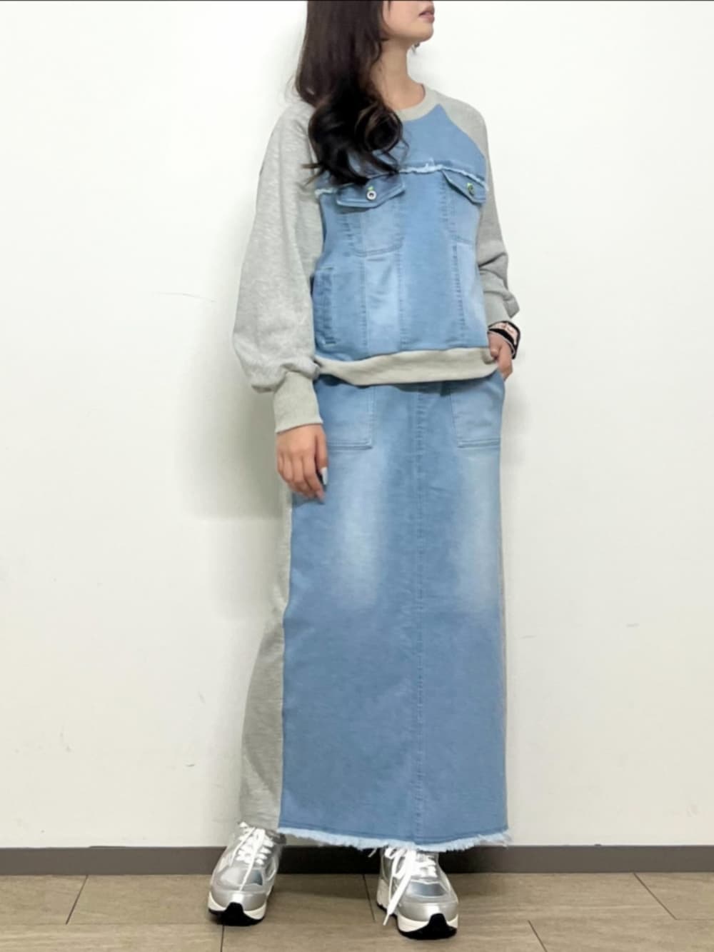 シルバー系のスニーカー、ブルー系のスカート、ブルー系のスウェットを着用したレディースの冬コーディネートの3枚目の写真