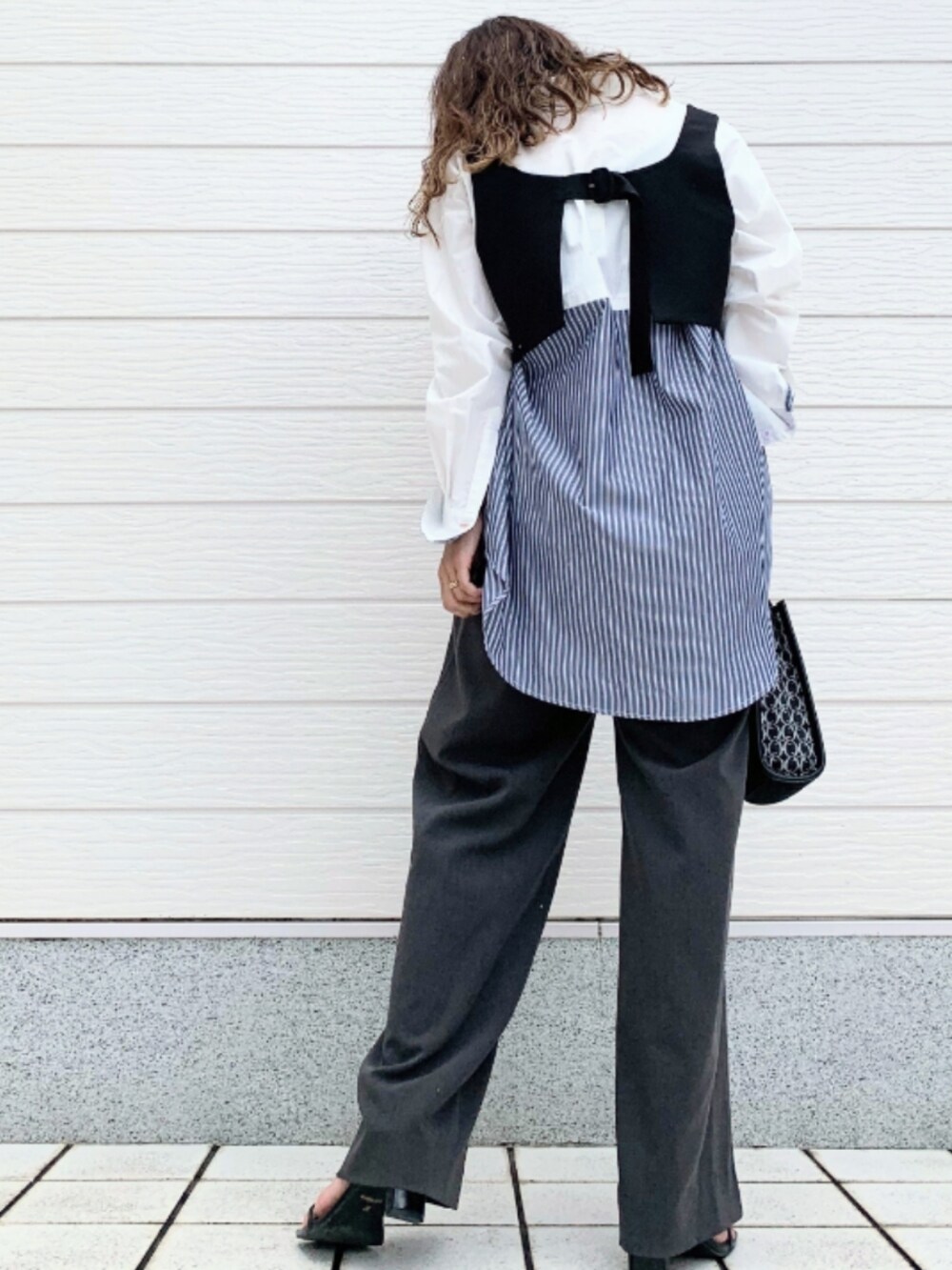 グレー系のその他パンツ、ブラック系のショルダーバッグ、ブラック系のベストを着用したレディースの夏コーディネートの3枚目の写真