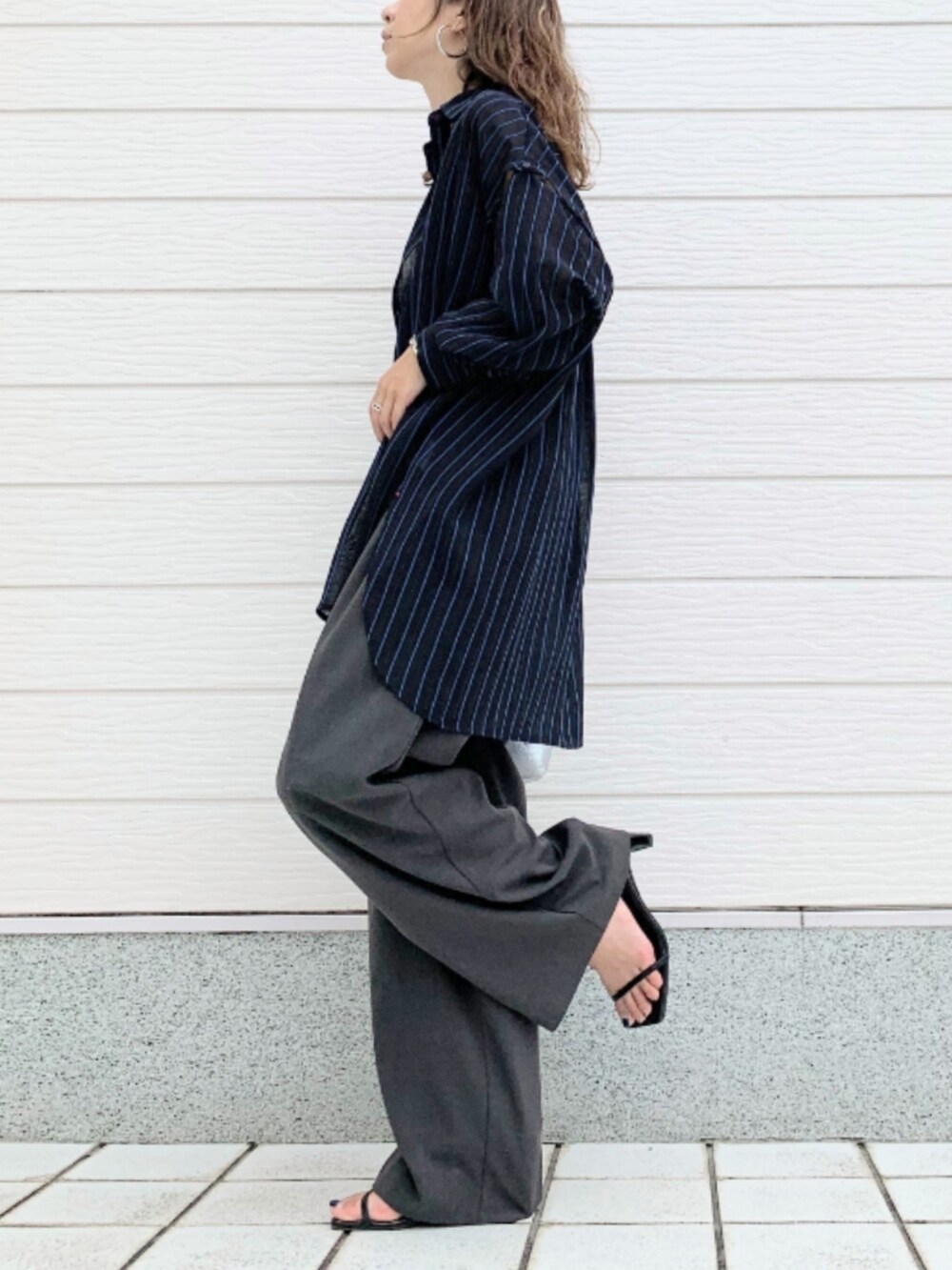 グレー系のその他パンツ、ブルー系のシャツ/ブラウス、ブラック系のベルトを着用したレディースの夏コーディネートの2枚目の写真