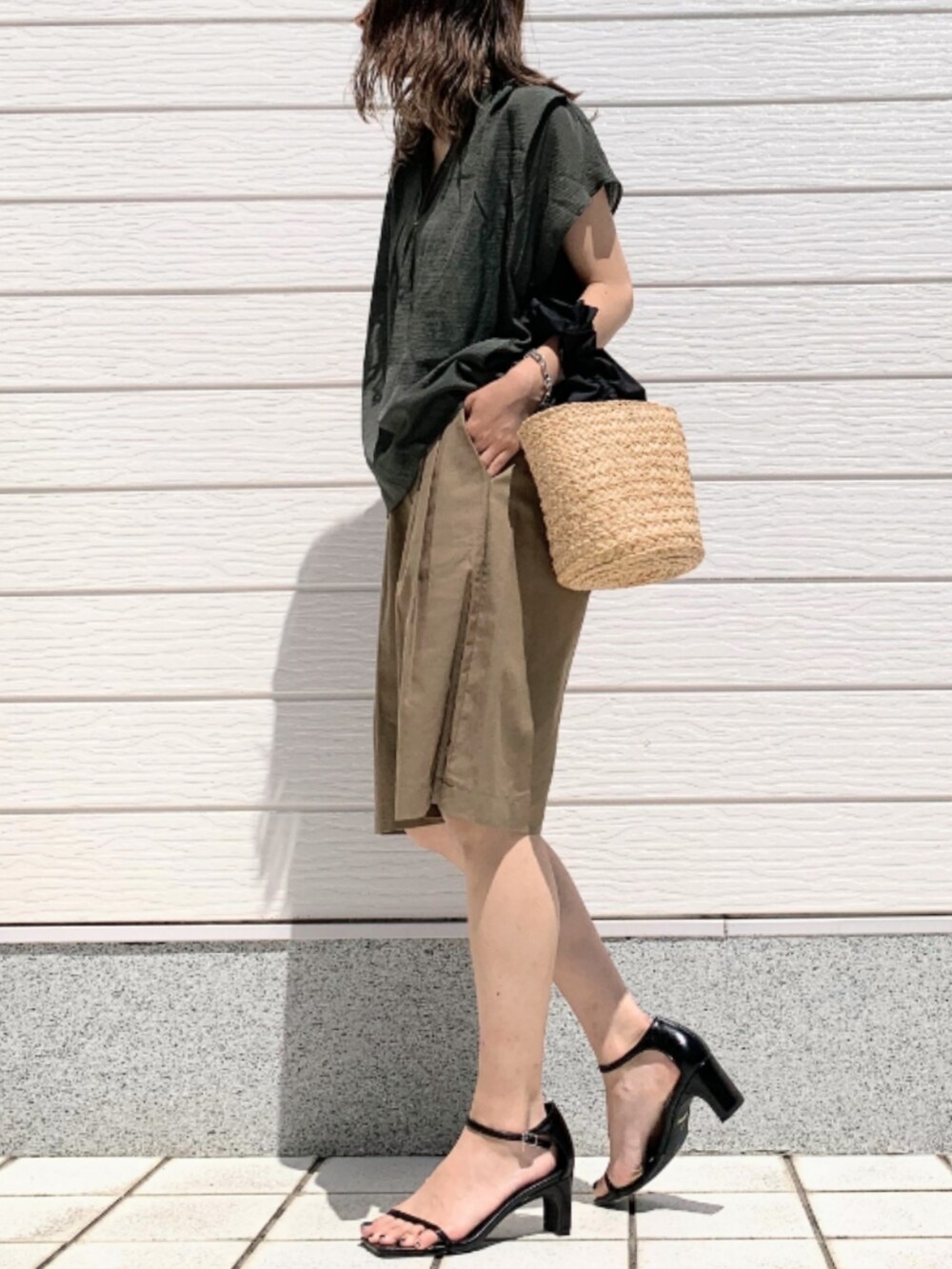 グリーン系のその他パンツ、ブラック系のかごバッグ、グリーン系のシャツ/ブラウスを着用したレディースの春コーディネートの2枚目の写真