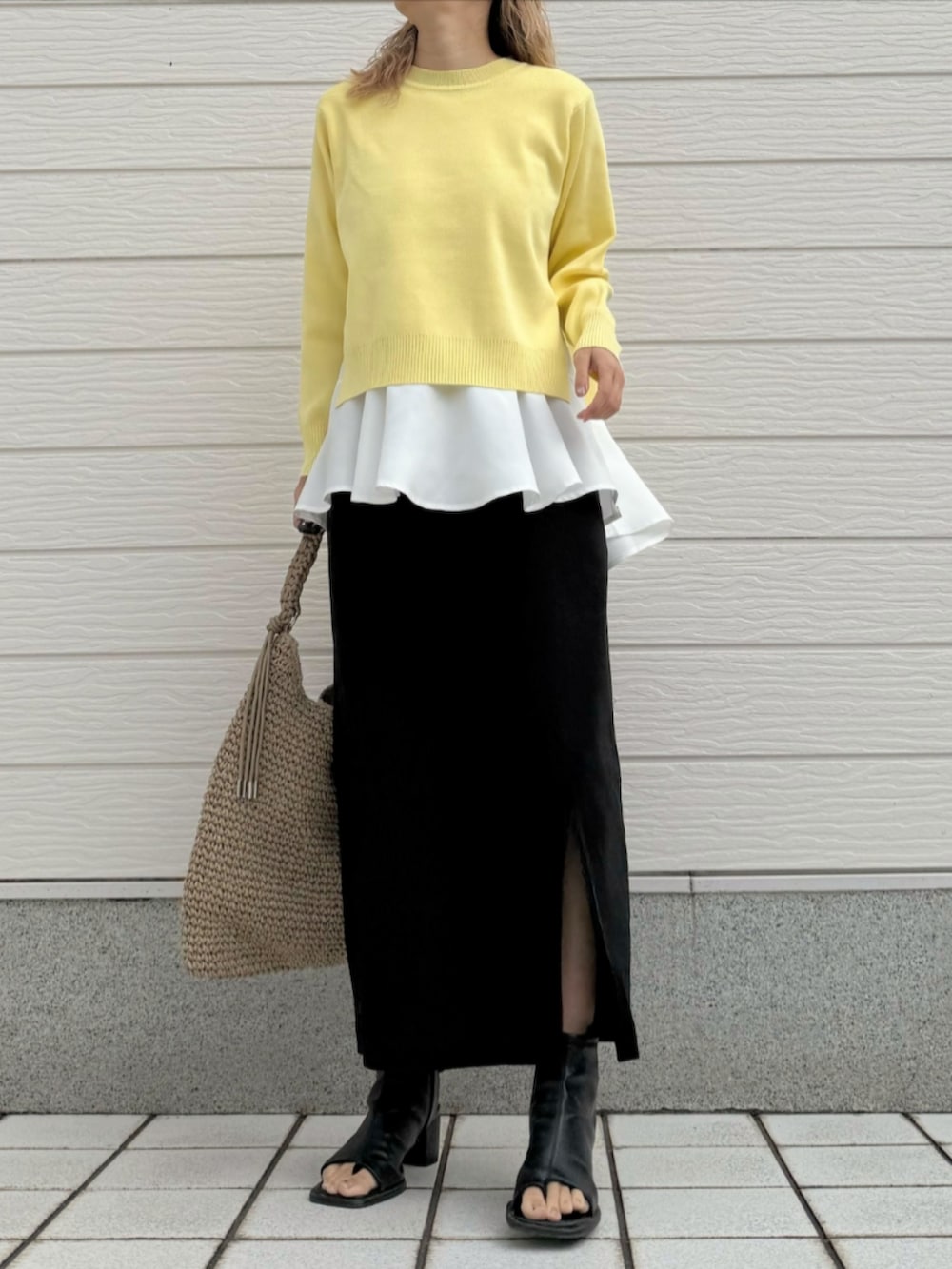 ブラック系のサンダル、ブラック系のスカート、ベージュ系のトートバッグを着用したレディースの冬コーディネートの2枚目の写真