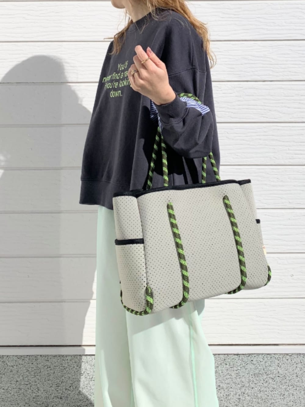 ベージュ系のその他パンツ、グレー系のトートバッグ、グレー系のスウェットを着用したレディースの冬コーディネートの4枚目の写真