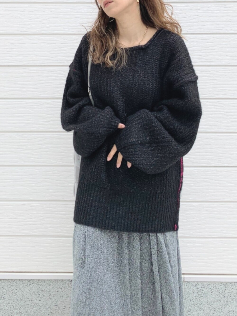 ホワイト系のスニーカー、グレー系のショルダーバッグ、ブラック系のニット/セーターを着用したレディースの秋コーディネートの4枚目の写真