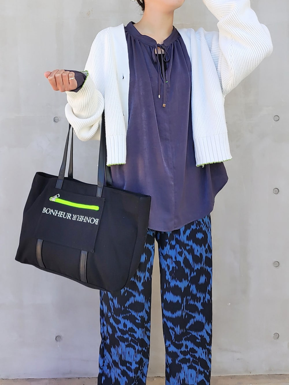 ブラック系のトートバッグ、ブルー系のその他パンツ、ブルー系のシャツ/ブラウスを着用したレディースの冬コーディネートの2枚目の写真