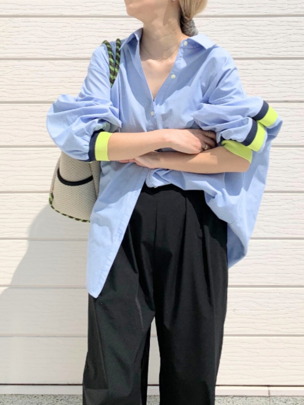 ブラック系のその他パンツ、ブルー系のシャツ/ブラウス、グレー系のトートバッグを着用したレディースの春コーディネートの4枚目の写真