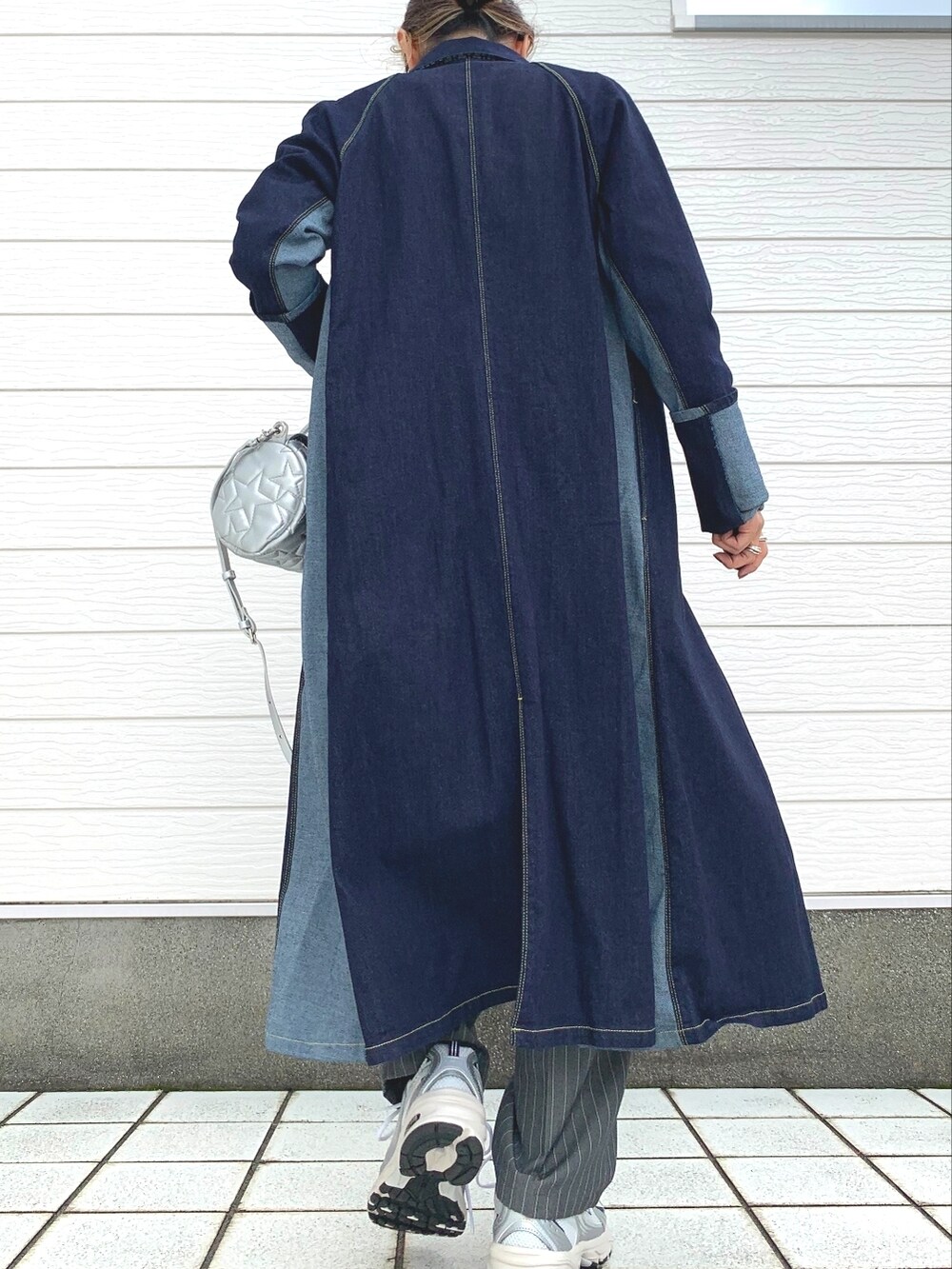 シルバー系のスニーカー、グレー系のその他パンツ、ブルー系のシャツワンピースを着用したレディースの秋コーディネートの3枚目の写真