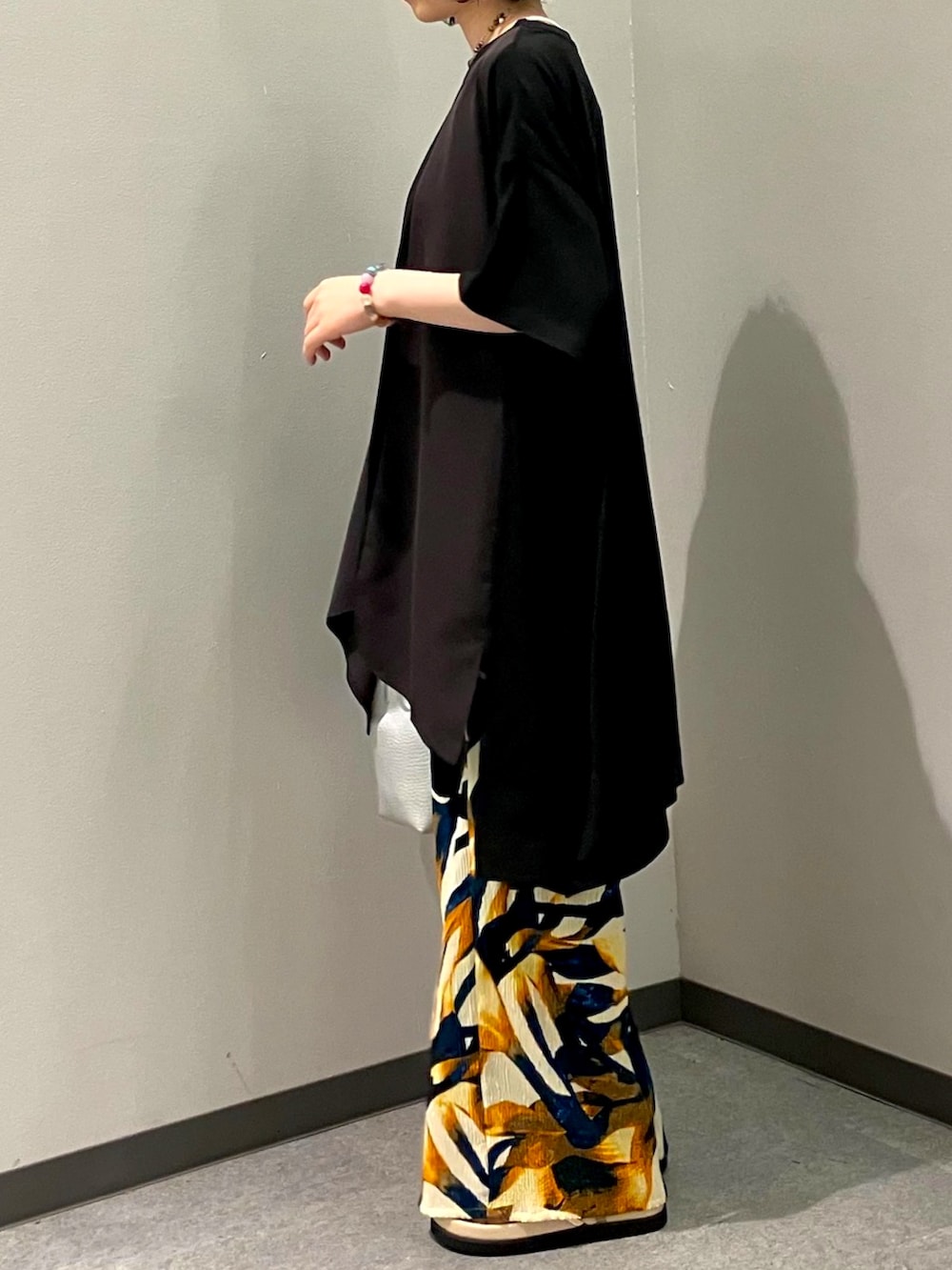 ブラック系のTシャツ/カットソー、ブルー系のその他パンツ、シルバー系のトートバッグを着用したレディースの夏コーディネートの2枚目の写真
