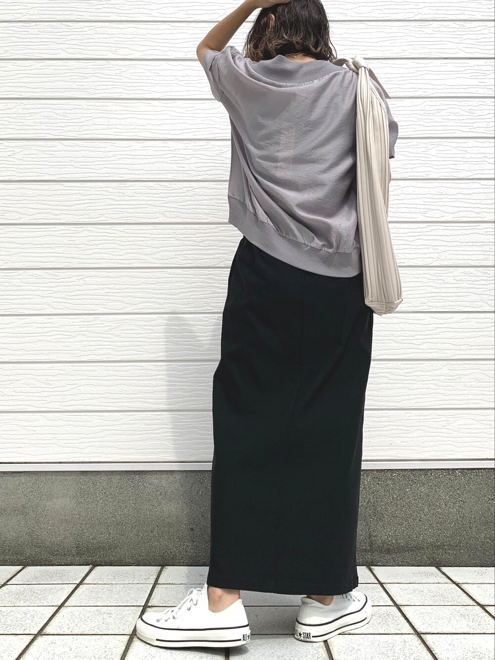グレー系のTシャツ/カットソー、ホワイト系のスニーカー、ブラック系のスカートを着用したレディースの夏コーディネートの2枚目の写真