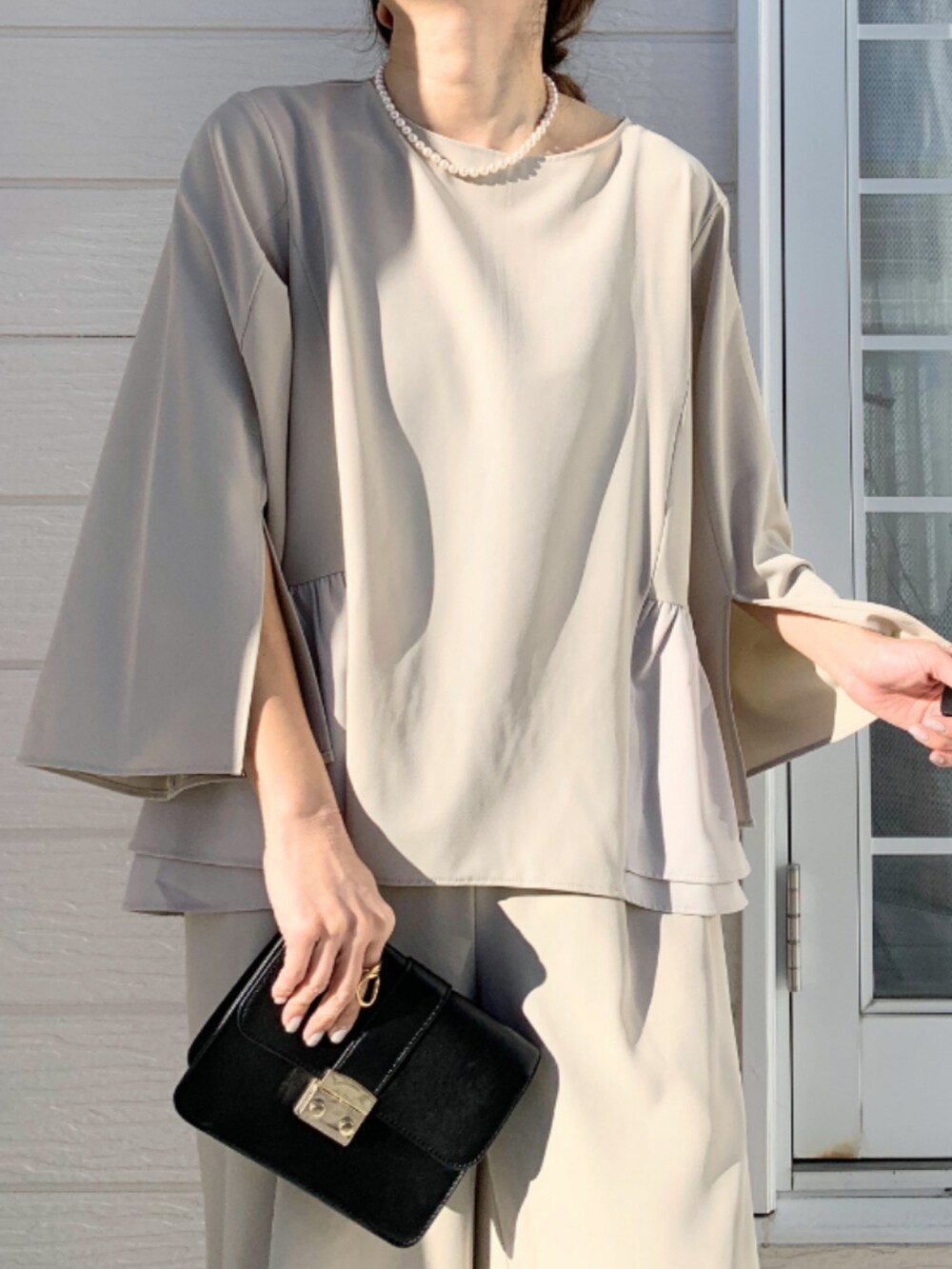 ベージュ系のその他パンツ、ベージュ系のシャツ/ブラウスを着用したレディースの冬コーディネートの3枚目の写真