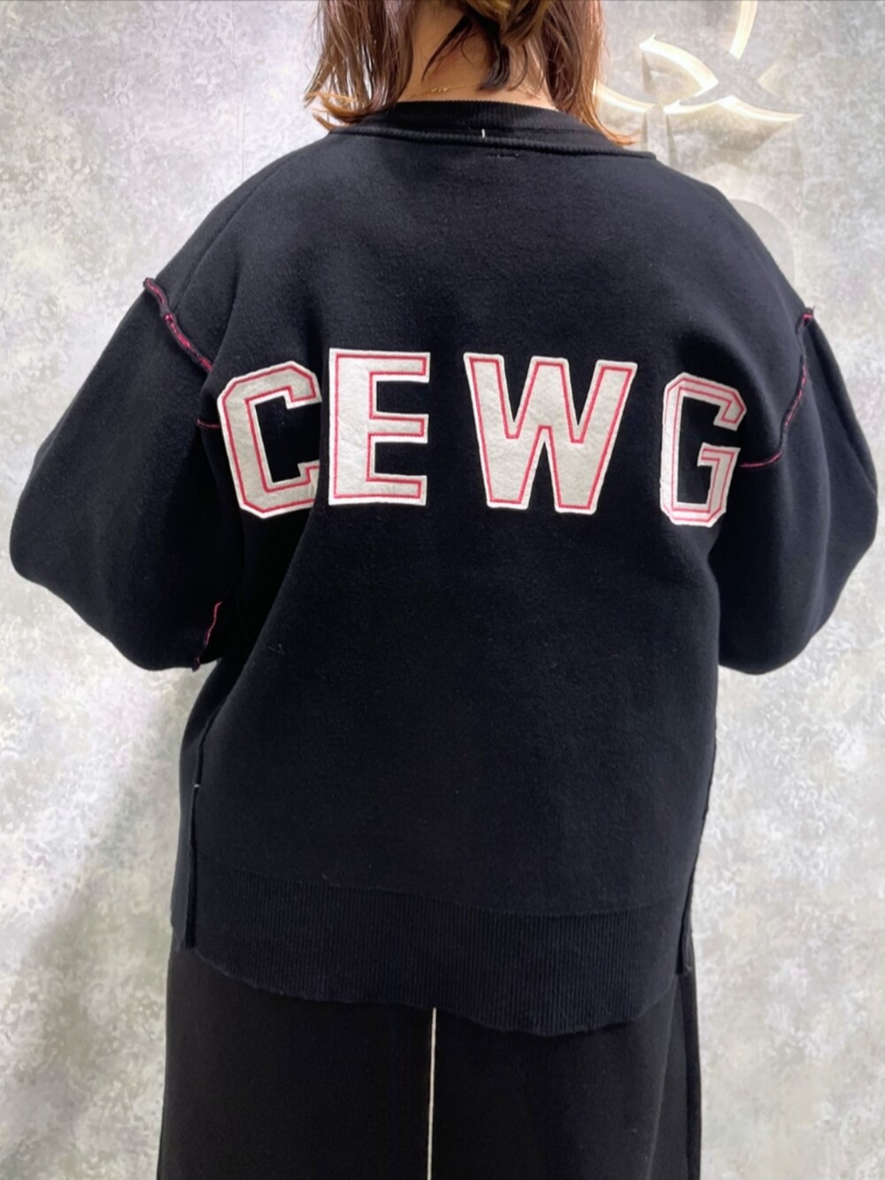 グレー系のブーツ、ブラック系のブルゾン、ブラック系のワンピースを着用したレディースの秋コーディネートの5枚目の写真