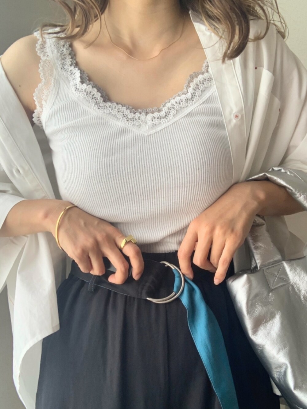 ブラック系のその他パンツ、ホワイト系のタンクトップ、ホワイト系のシャツ/ブラウスを着用したレディースの夏コーディネートの5枚目の写真