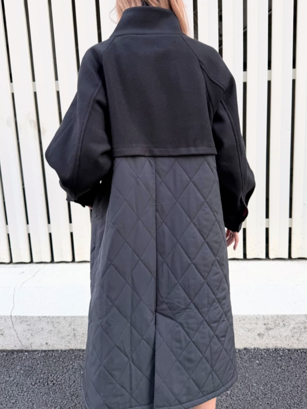 ブラック系のブーツ、ピンク系のニット/セーター、ブラック系のその他アウターを着用したレディースの秋コーディネートの5枚目の写真