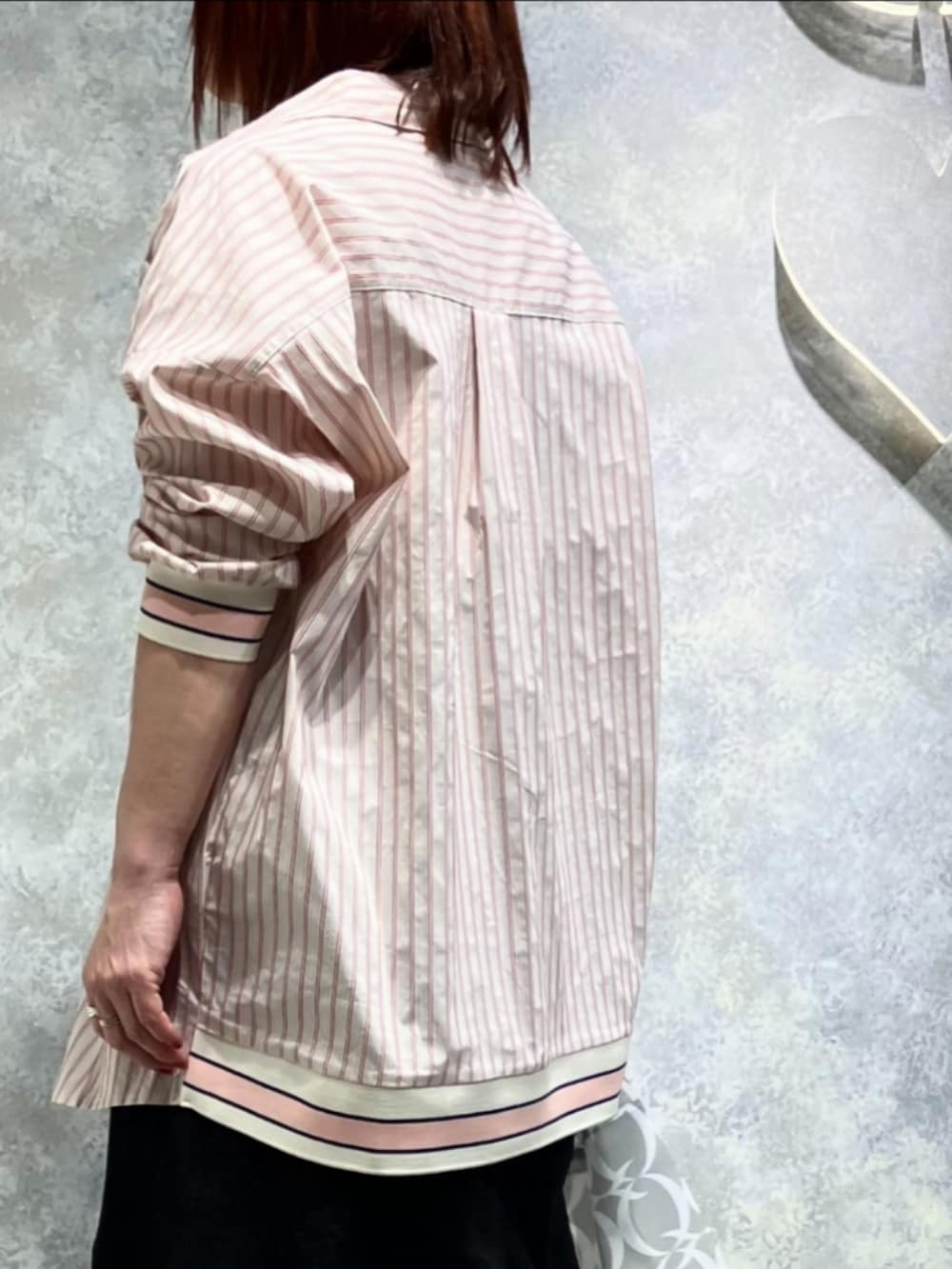 ブルー系のデニムスカート、シルバー系のスニーカー、グレー系のエコバッグ/サブバッグを着用したレディースの冬コーディネートの4枚目の写真