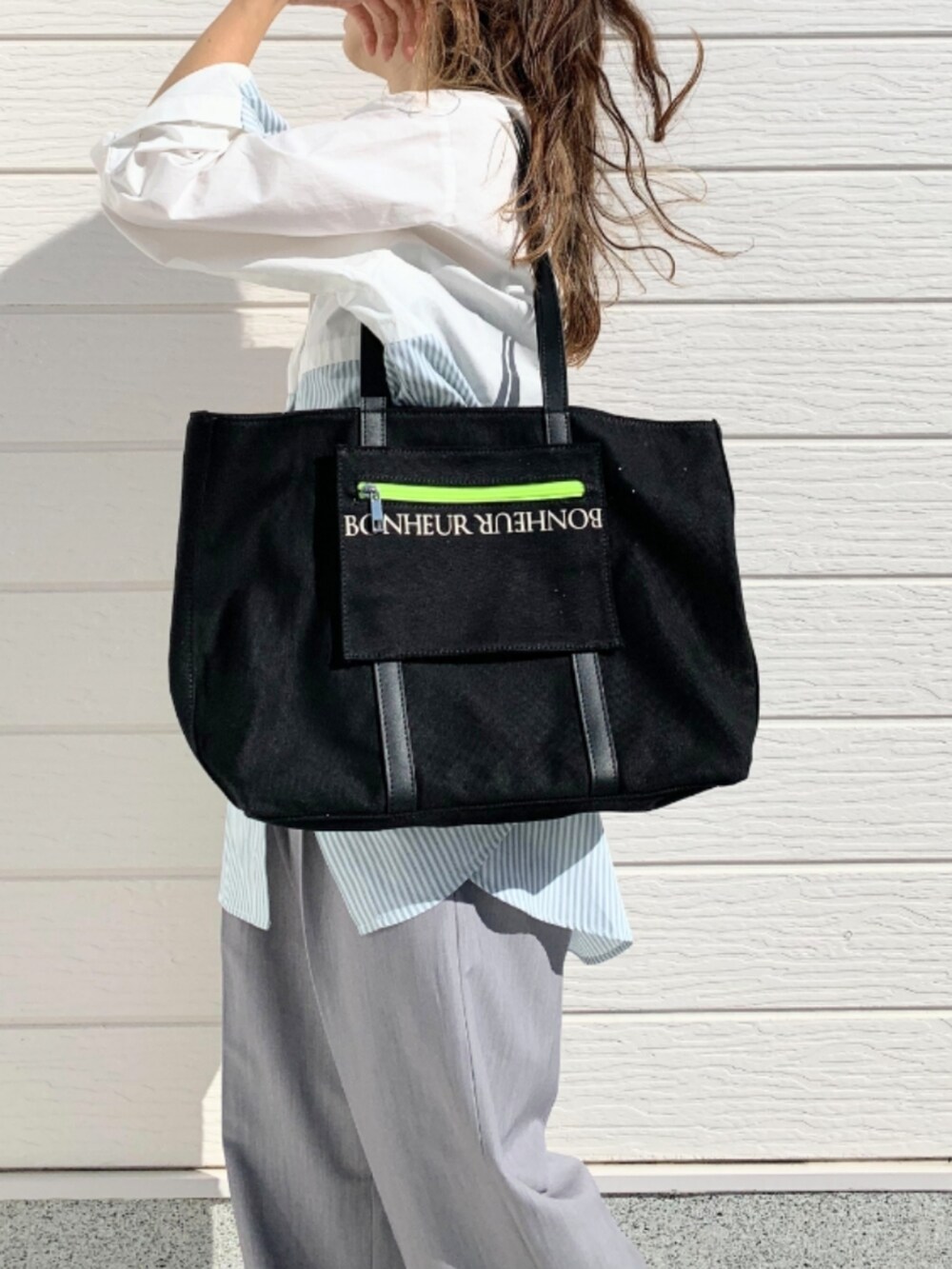 ホワイト系のシャツ/ブラウス、グレー系のスラックス、シルバー系のスニーカーを着用したレディースの冬コーディネートの4枚目の写真