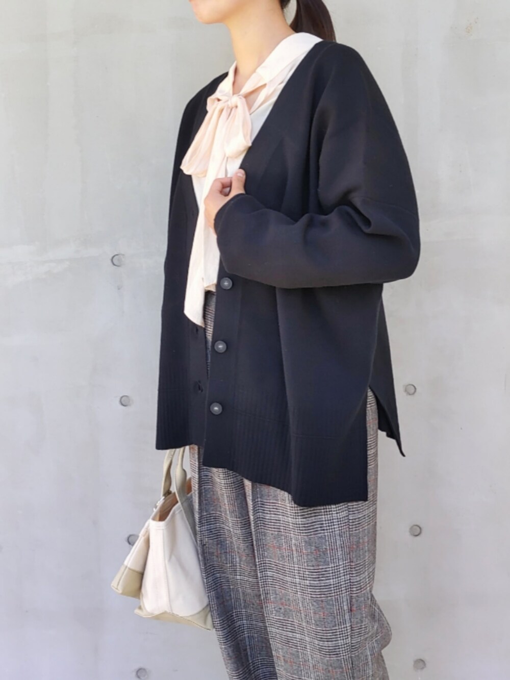 ベージュ系のトートバッグ、ブラック系のスラックス、ホワイト系のシャツ/ブラウスを着用したレディースの秋コーディネートの2枚目の写真