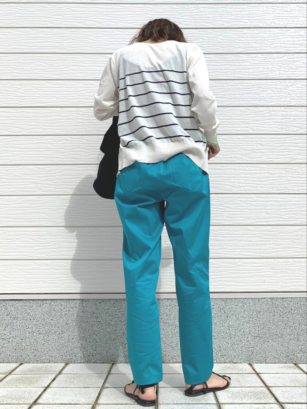 ブルー系のその他パンツ、ブラック系のショルダーバッグ、ブラック系のキャミソールを着用したレディースの春コーディネートの3枚目の写真