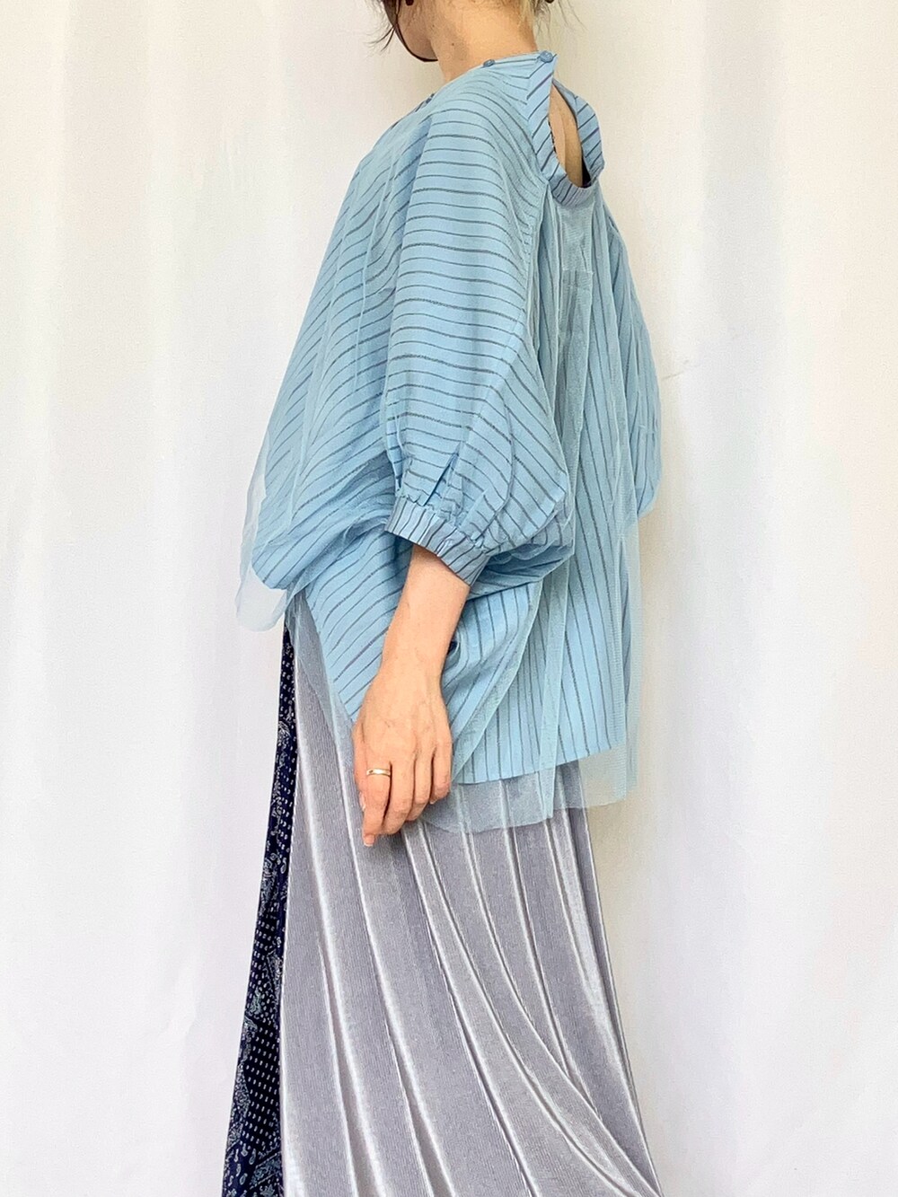 ブルー系のシャツ/ブラウス、ブルー系のスカート、ブラック系のブーツを着用したレディースの夏コーディネートの5枚目の写真