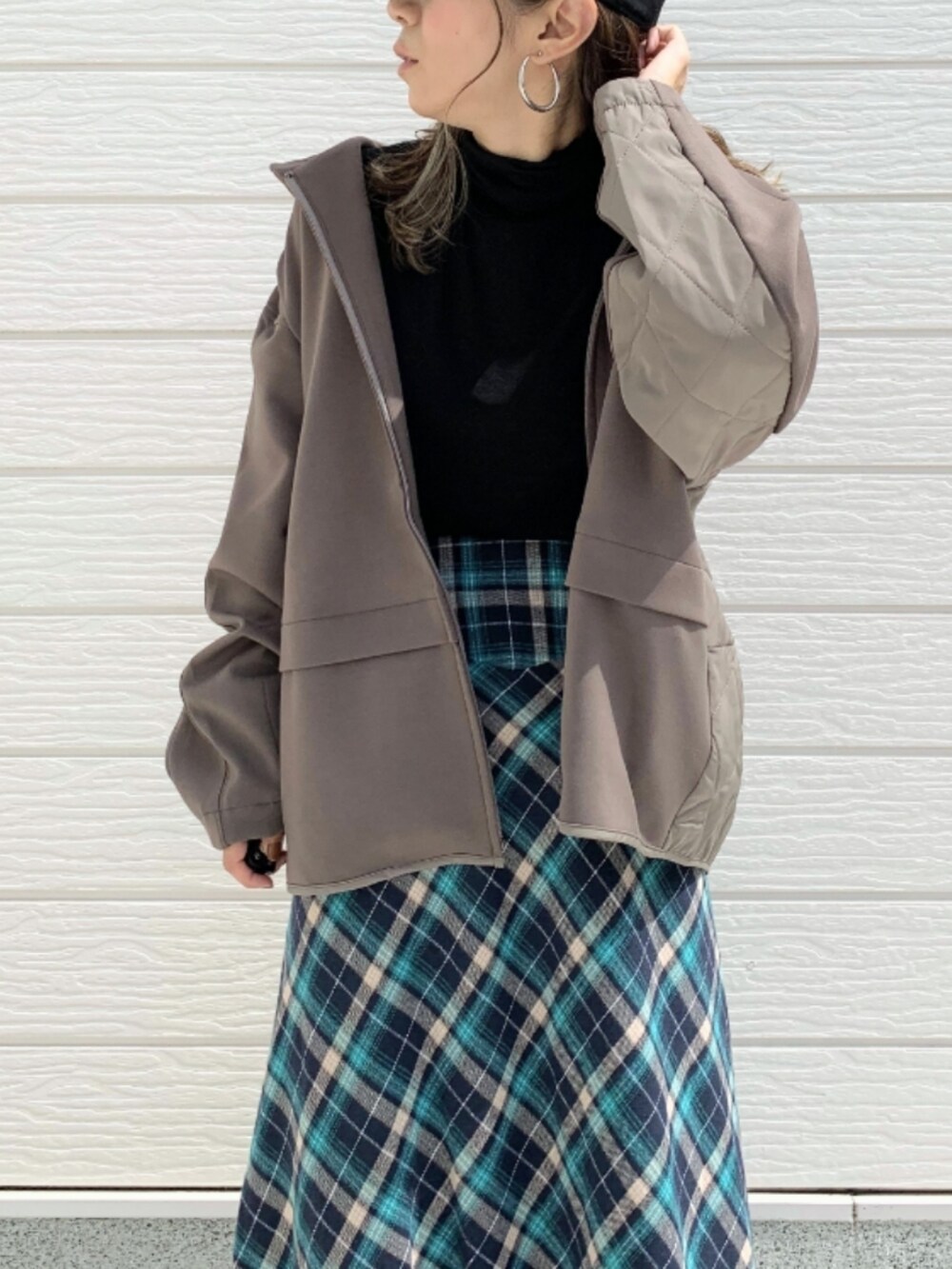 ホワイト系のスニーカー、ベージュ系のパーカー、ブルー系のスカートを着用したレディースの秋コーディネートの4枚目の写真