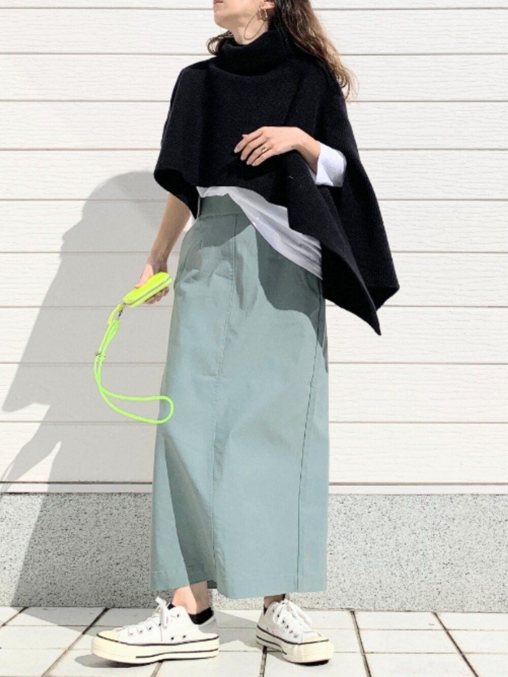 ホワイト系のTシャツ/カットソー、ホワイト系のスニーカー、グリーン系のスカートを着用したレディースの春コーディネートの2枚目の写真