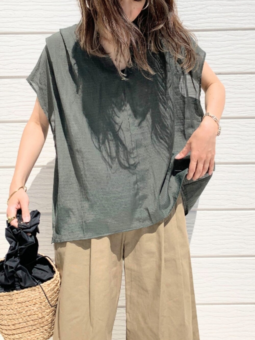 グリーン系のその他パンツ、ブラック系のかごバッグ、グリーン系のシャツ/ブラウスを着用したレディースの春コーディネートの4枚目の写真