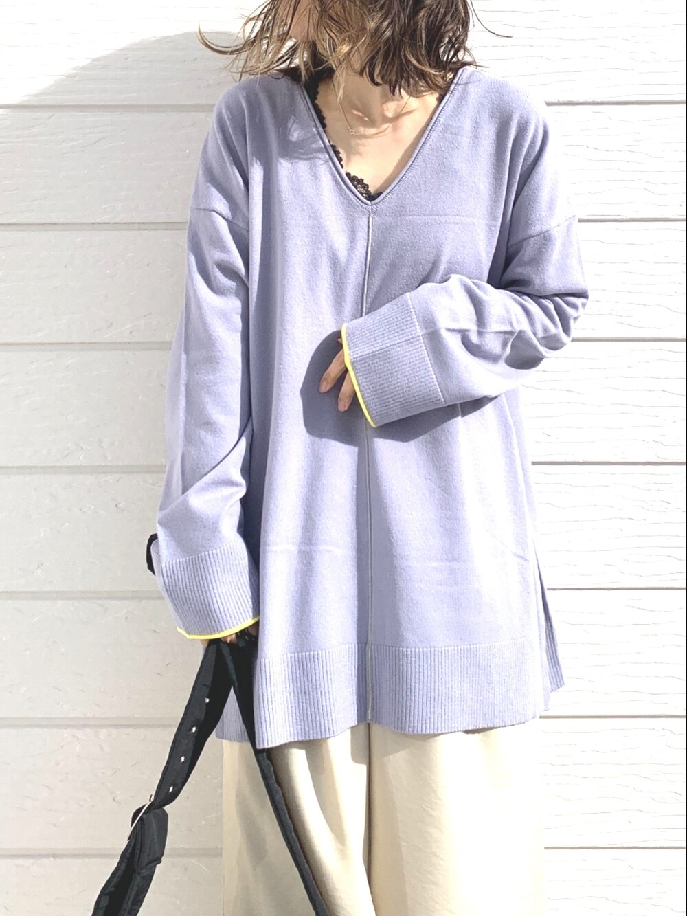 ベージュ系のその他パンツ、パープル系のニット/セーター、ブラック系のショルダーバッグを着用したレディースの冬コーディネートの3枚目の写真