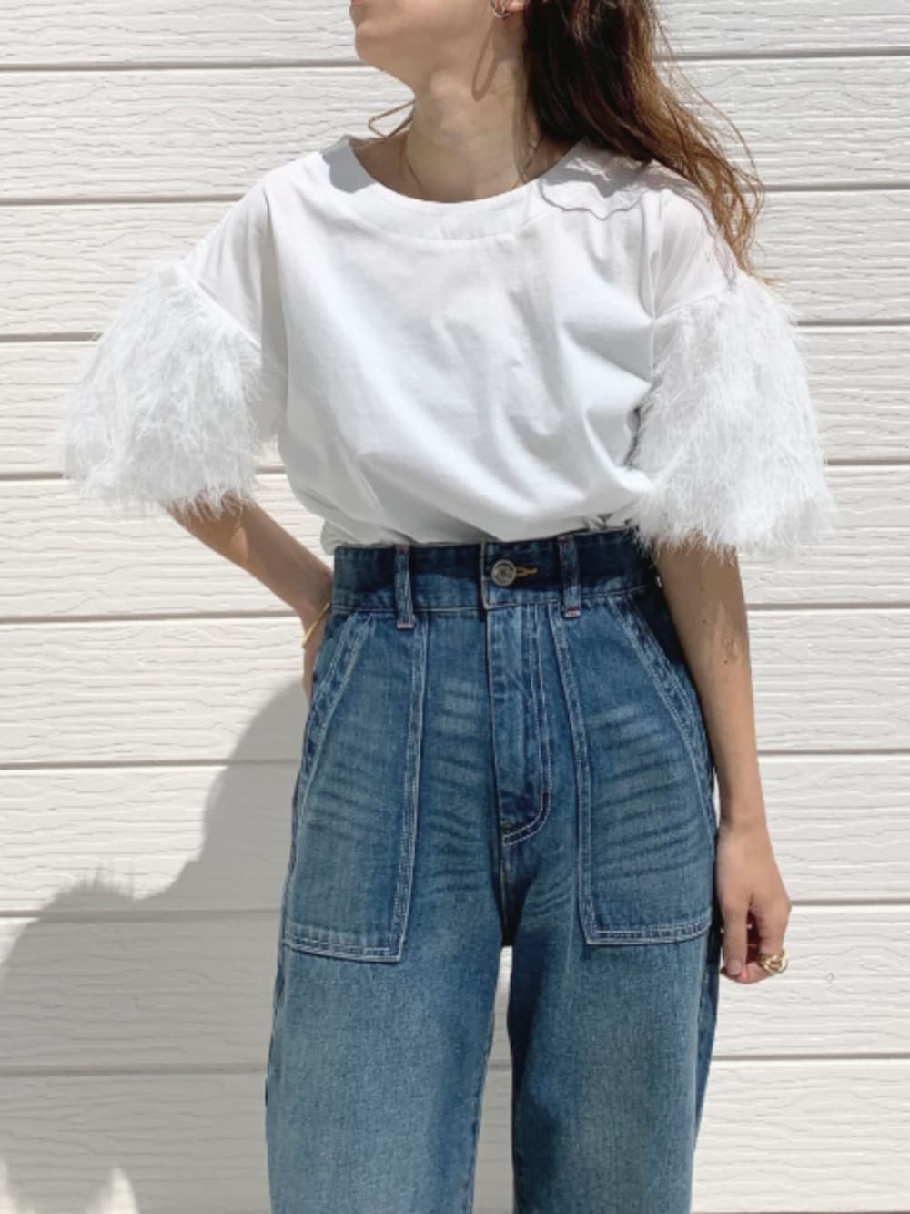 ホワイト系のTシャツ/カットソー、ゴールド系のトートバッグ、ブラック系のパンプスを着用したレディースの春コーディネートの3枚目の写真