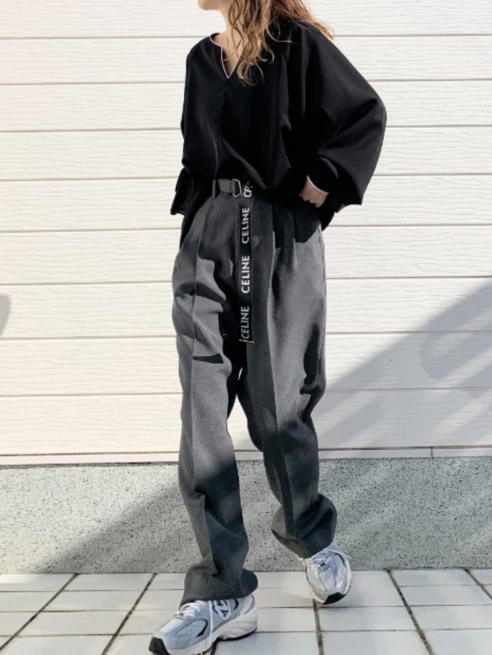 シルバー系のスニーカー、グレー系のその他パンツ、ブラック系のシャツ/ブラウスを着用したレディースの冬コーディネートの2枚目の写真