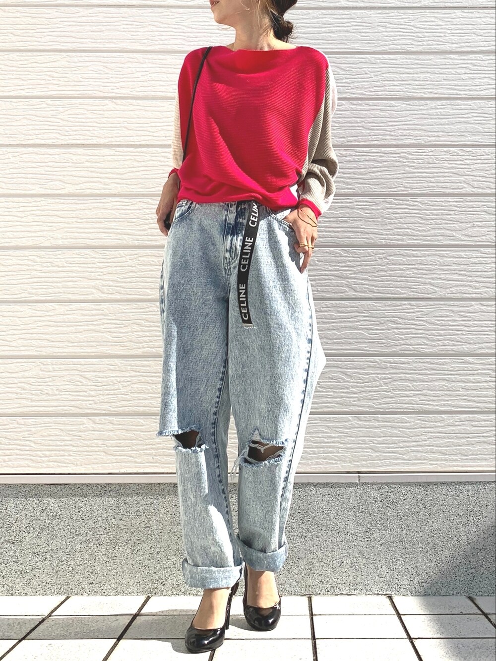 ホワイト系のニット/セーター、ブラック系のショルダーバッグ、ブラック系のベルトを着用したレディースの秋コーディネートの2枚目の写真