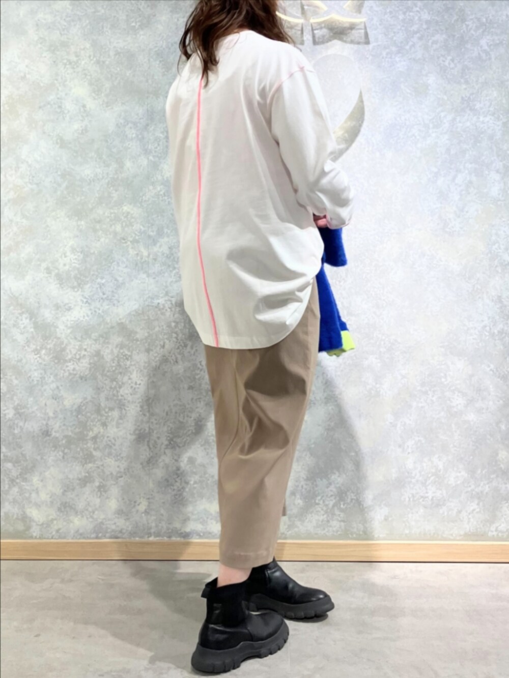 ベージュ系のスカート、ブルー系のカーディガン/ボレロ、ホワイト系のTシャツ/カットソーを着用したレディースの秋コーディネートの3枚目の写真