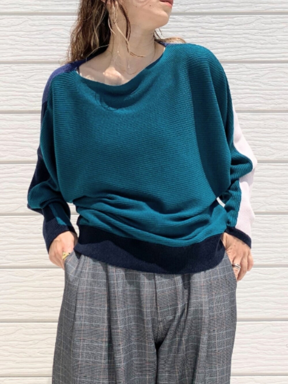 ブラック系のその他パンツ、ホワイト系のショルダーバッグ、ホワイト系のスニーカーを着用したレディースの夏コーディネートの4枚目の写真