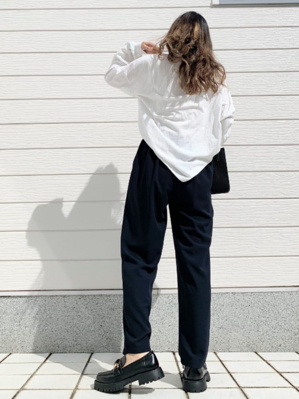 ホワイト系のTシャツ/カットソー、ブラック系のショルダーバッグ、ブラック系のローファーを着用したレディースの春コーディネートの3枚目の写真