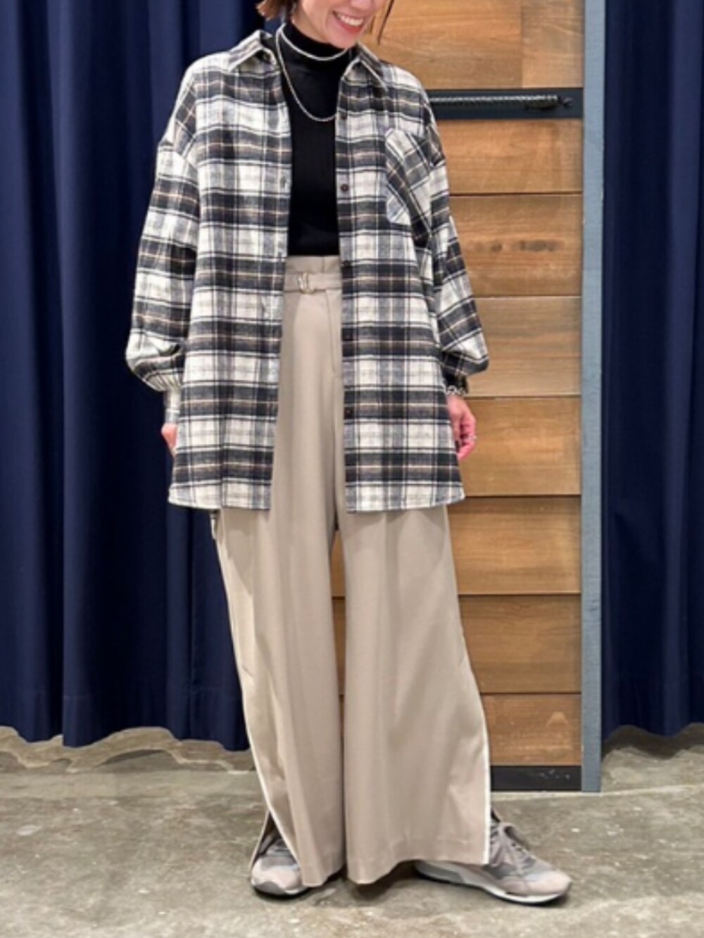 ブルー系のシャツ/ブラウス、シルバー系のネックレスを着用したレディースの秋コーディネートの2枚目の写真