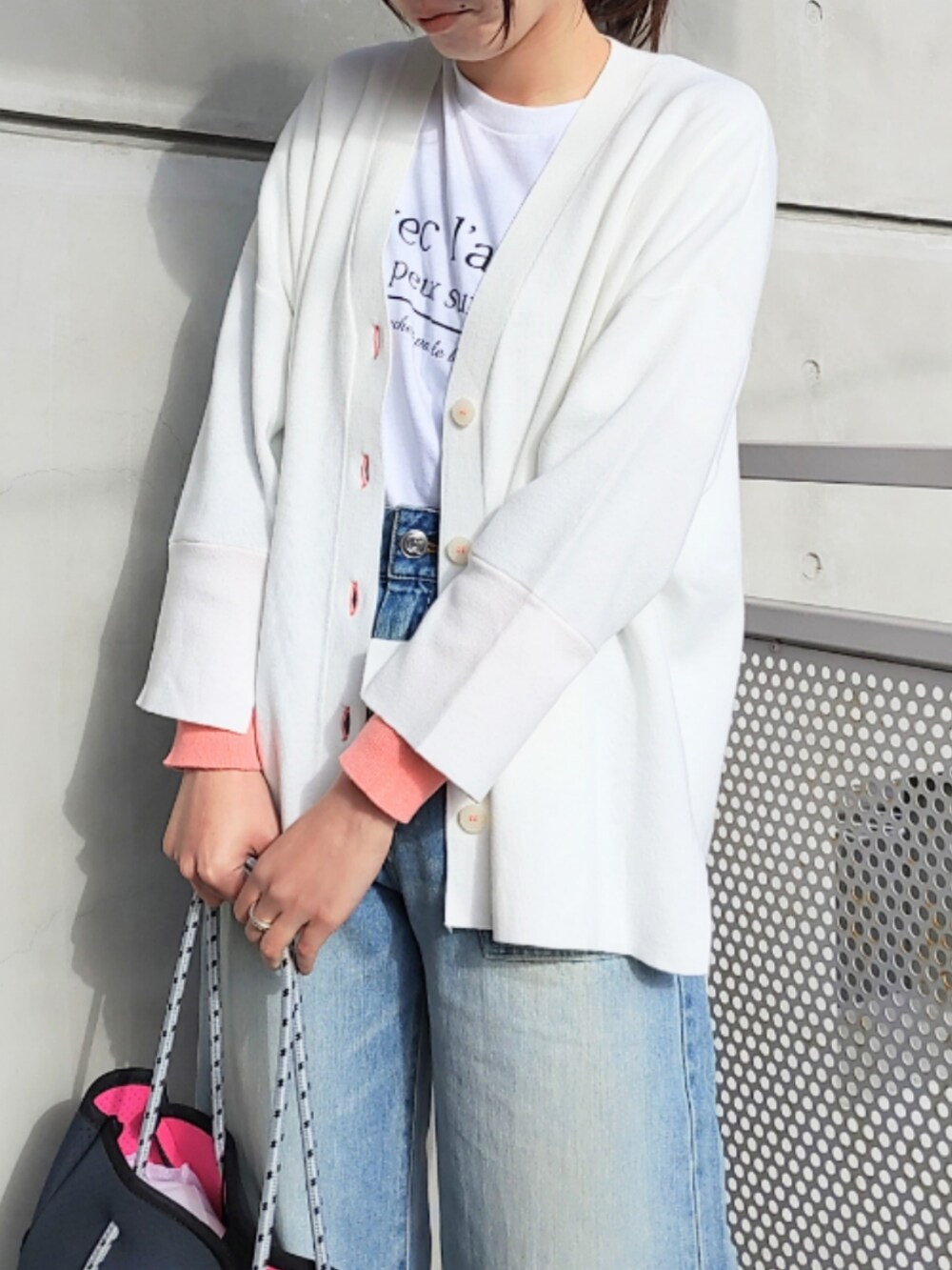 ブルー系のトートバッグ、ブルー系のデニムパンツ、ホワイト系のスニーカーを着用したレディースの冬コーディネートの5枚目の写真