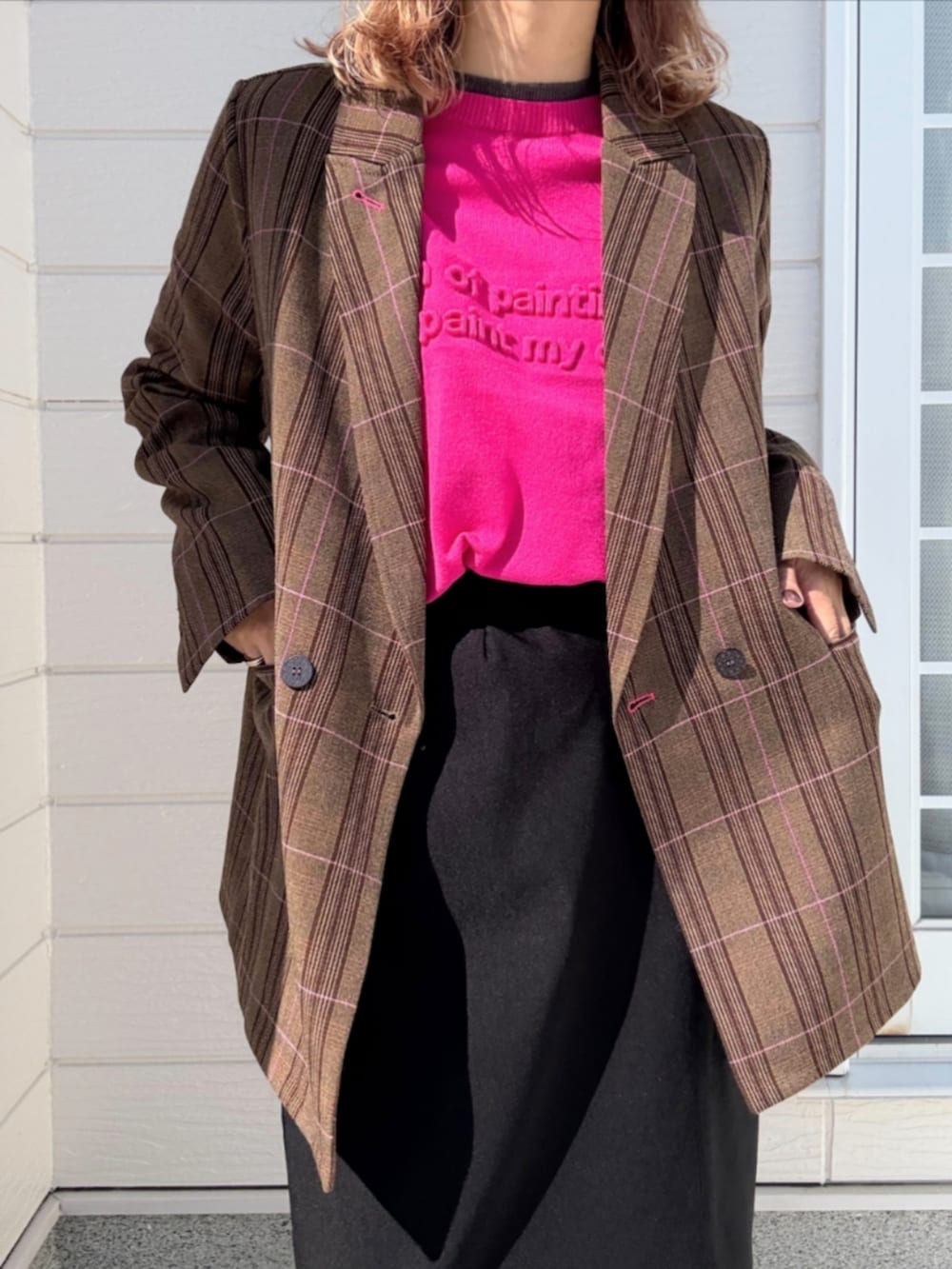 ブラック系のスカート、ブラウン系のテーラードジャケット、ピンク系のニット/セーターを着用したレディースの秋コーディネートの3枚目の写真