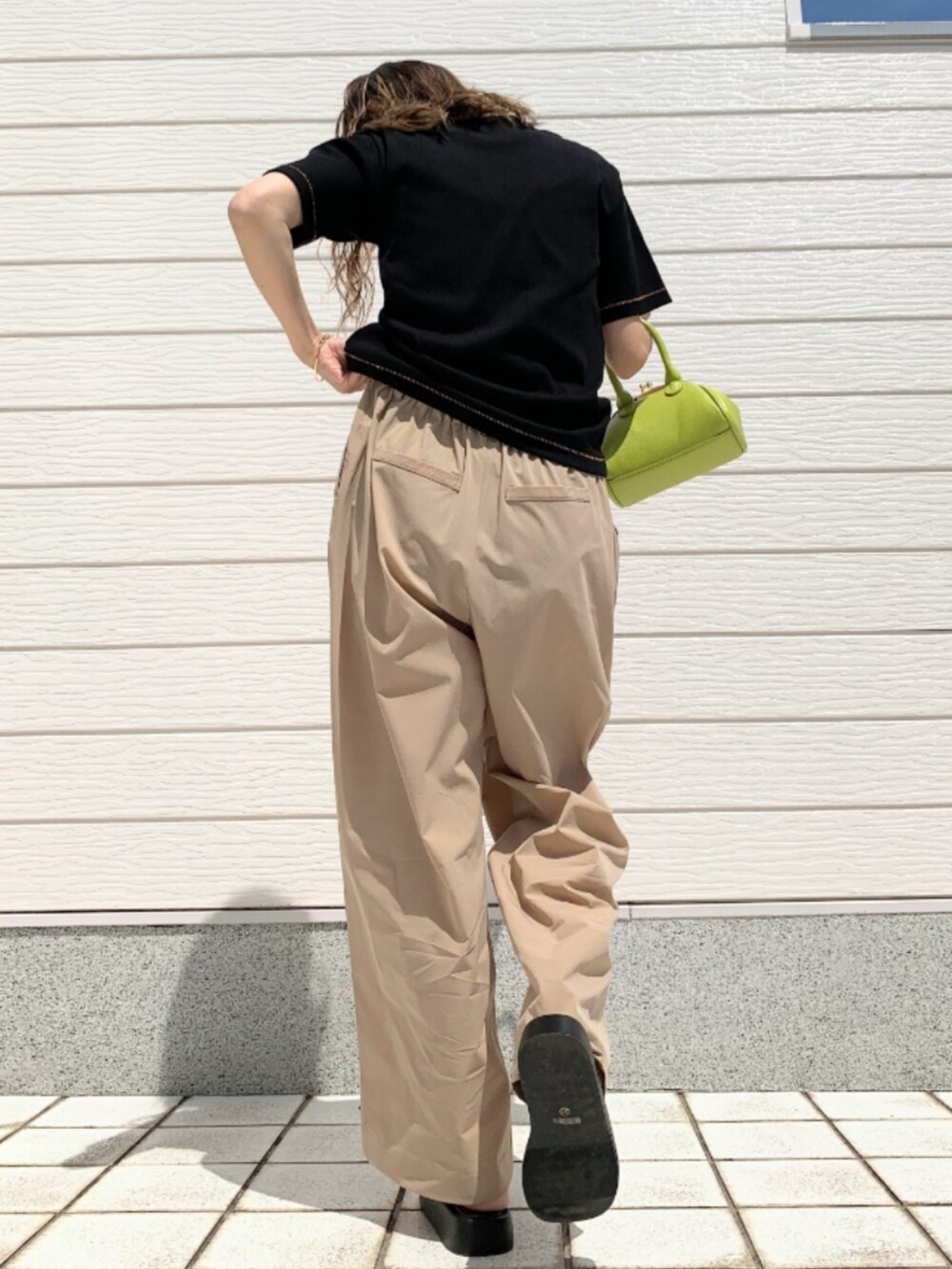 「ワイドパンツ、タックイン、トングサンダル、ベーシックTシャツ、シンプル、差し色、がま口バッグ、ミニバッグ、春夏コーデ、カラーバッグ」｜「Qのがま口ショルダーバッグ（ショルダーバッグ、グリーン系）」を使った、Q♥Officialさん（レディース・155cm）の春コーディネートの3枚目の写真