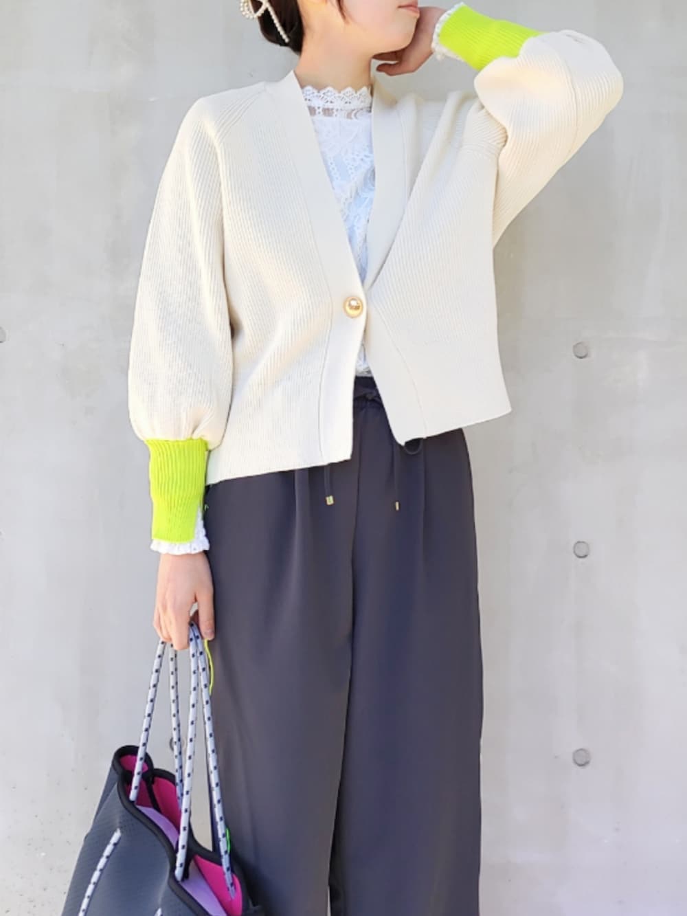 グレー系のその他パンツ、ホワイト系のカーディガン/ボレロ、ブルー系のトートバッグを着用したレディースの冬コーディネートの4枚目の写真
