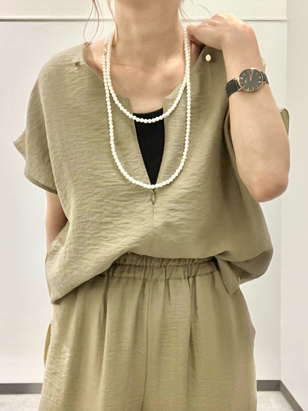 ベージュ系のトートバッグ、グリーン系のシャツ/ブラウス、グリーン系のその他パンツを着用したレディースの夏コーディネートの4枚目の写真