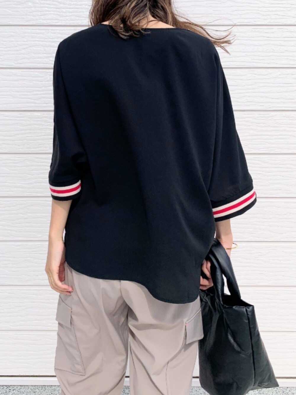 ベージュ系のカーゴパンツ、ブラック系のシャツ/ブラウスを着用したレディースの夏コーディネートの4枚目の写真