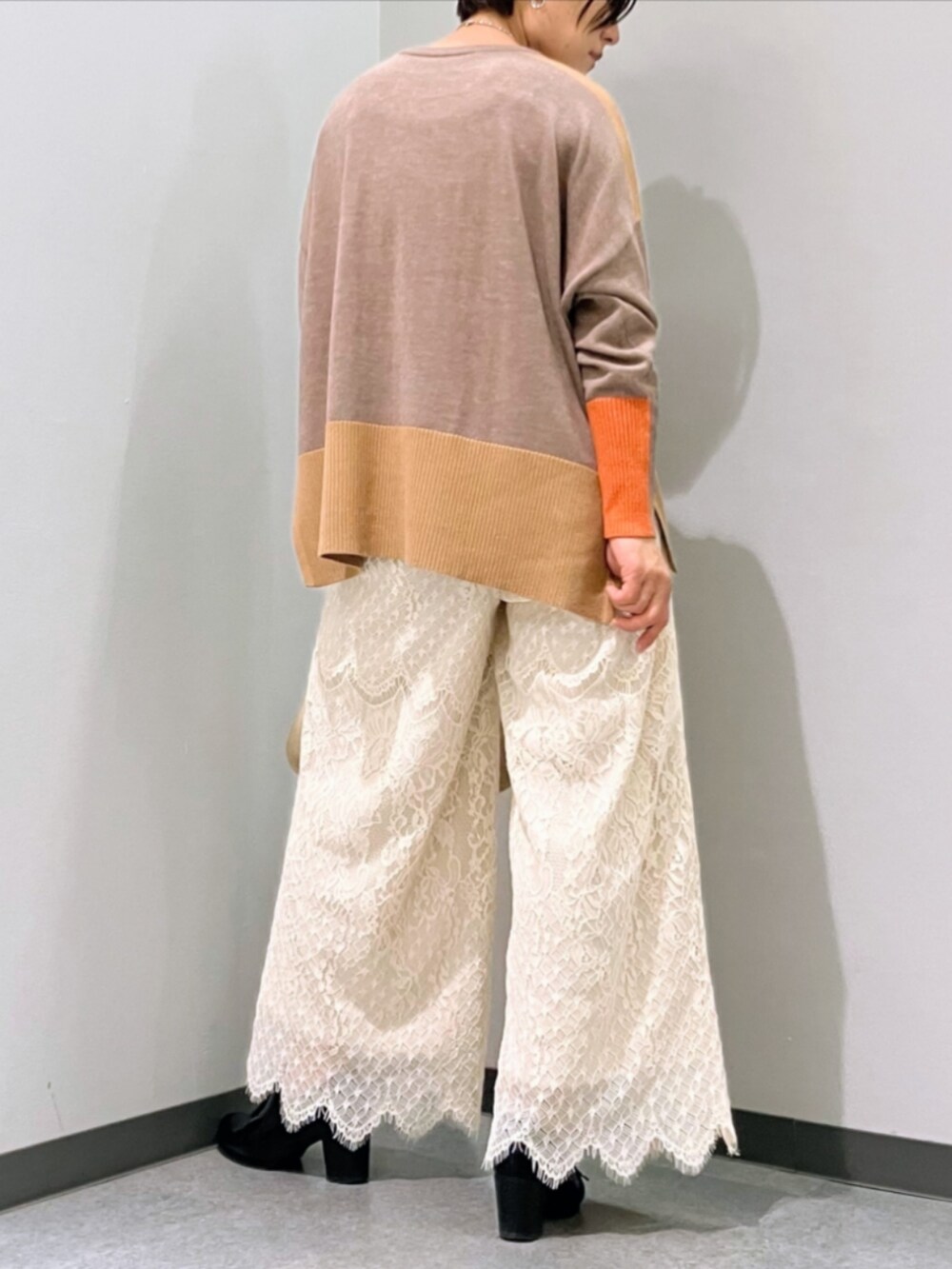 ホワイト系のその他パンツ、ベージュ系のトートバッグ、ブラウン系のニット/セーターを着用したレディースの秋コーディネートの2枚目の写真