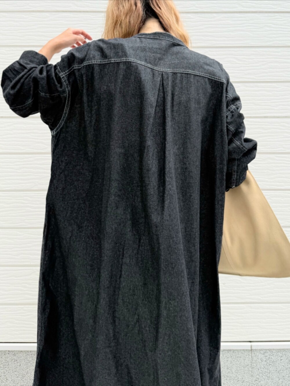 グリーン系のその他パンツ、ブラック系のシャツワンピース、ベージュ系のトートバッグを着用したレディースの夏コーディネートの4枚目の写真