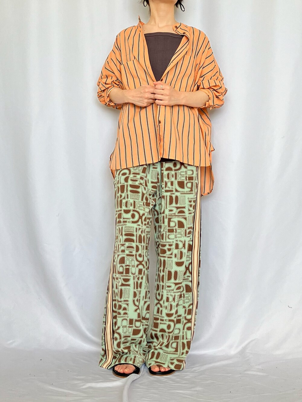 ブラウン系のその他パンツ、オレンジ系のシャツ/ブラウス、グレー系のキャミソールを着用したレディースの夏コーディネートの5枚目の写真