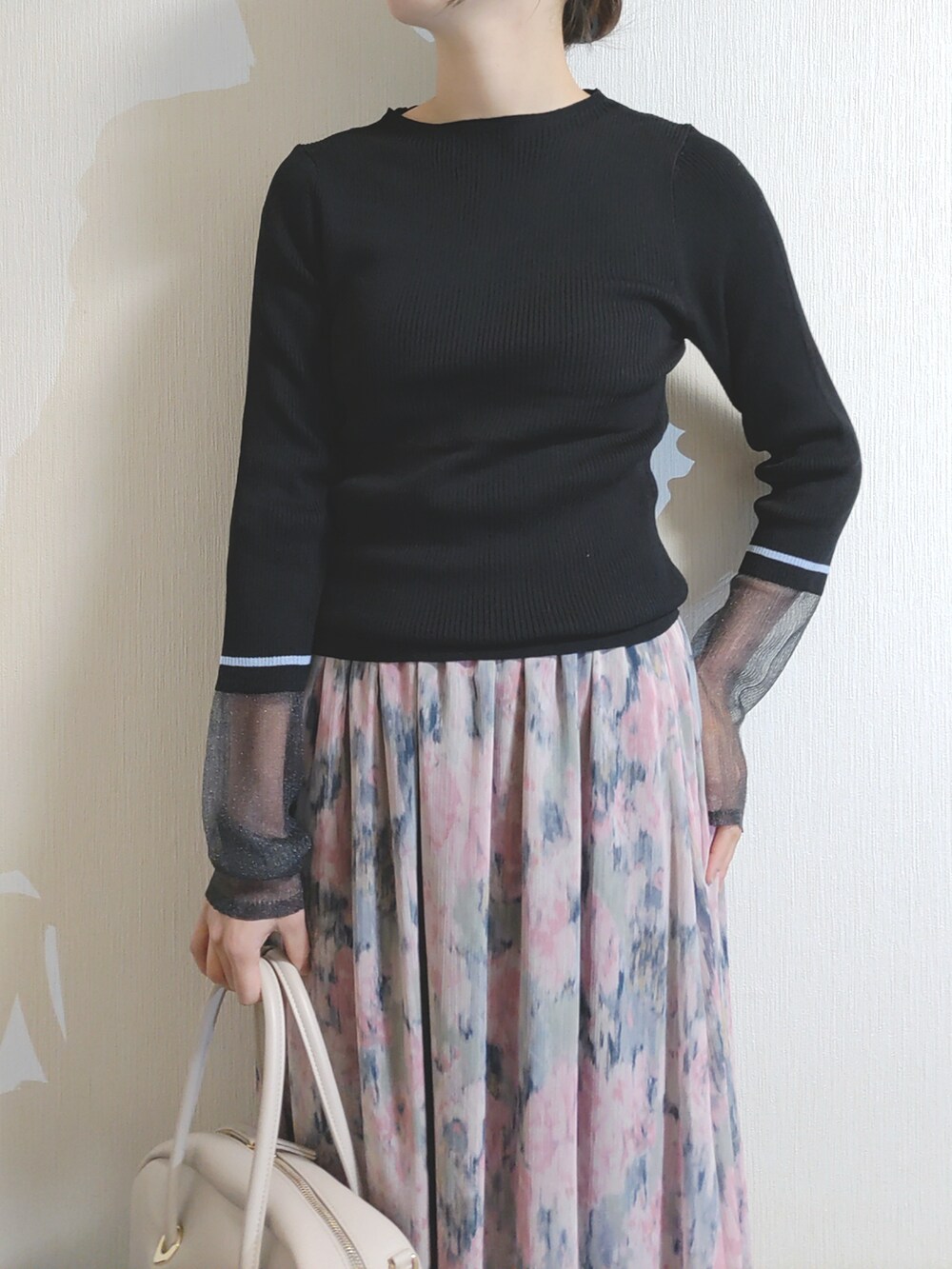 ホワイト系のボストンバッグ、ブルー系のスカート、ホワイト系のスニーカーを着用したレディースの冬コーディネートの2枚目の写真