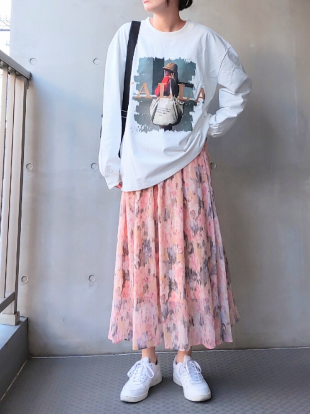 ブラック系のバックパック/リュック、イエロー系のスカート、ホワイト系のスニーカーを着用したレディースの冬コーディネートの2枚目の写真