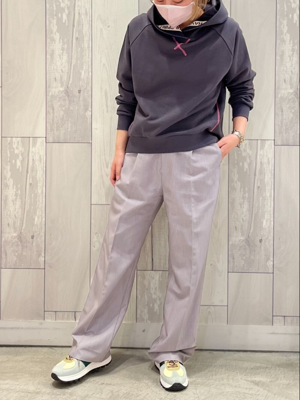 グレー系のその他パンツ、グレー系のノーカラージャケット、グレー系のパーカーを着用したレディースの春コーディネートの3枚目の写真