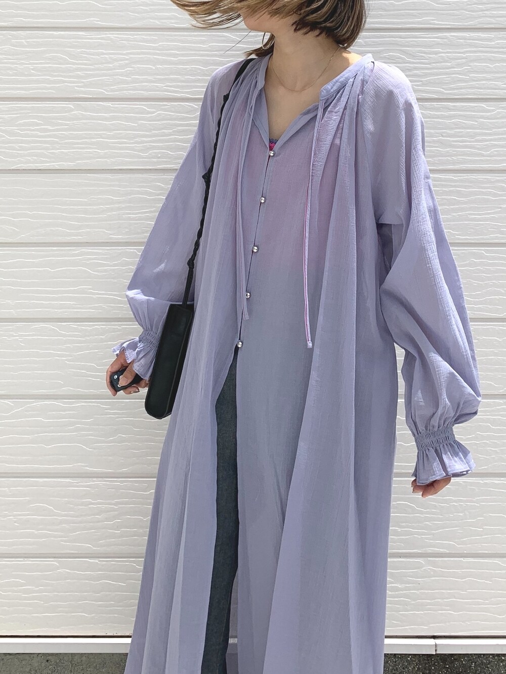 ブラック系のショルダーバッグ、パープル系のワンピース、その他のその他を着用したレディースの夏コーディネートの2枚目の写真