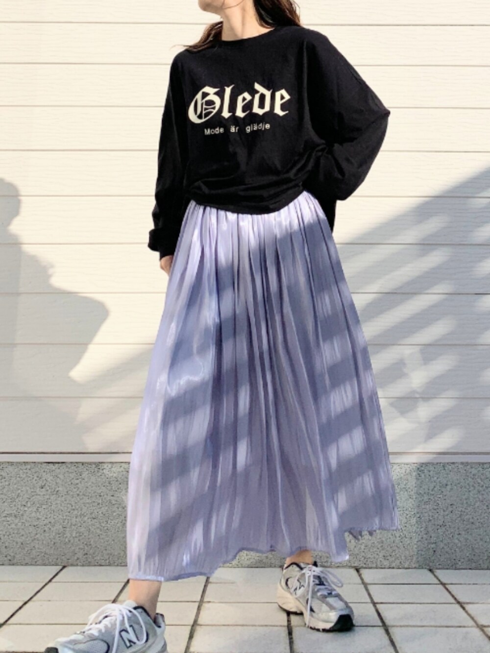 シルバー系のスニーカー、ブラック系のTシャツ/カットソー、グレー系のカーディガン/ボレロを着用したレディースの冬コーディネートの3枚目の写真