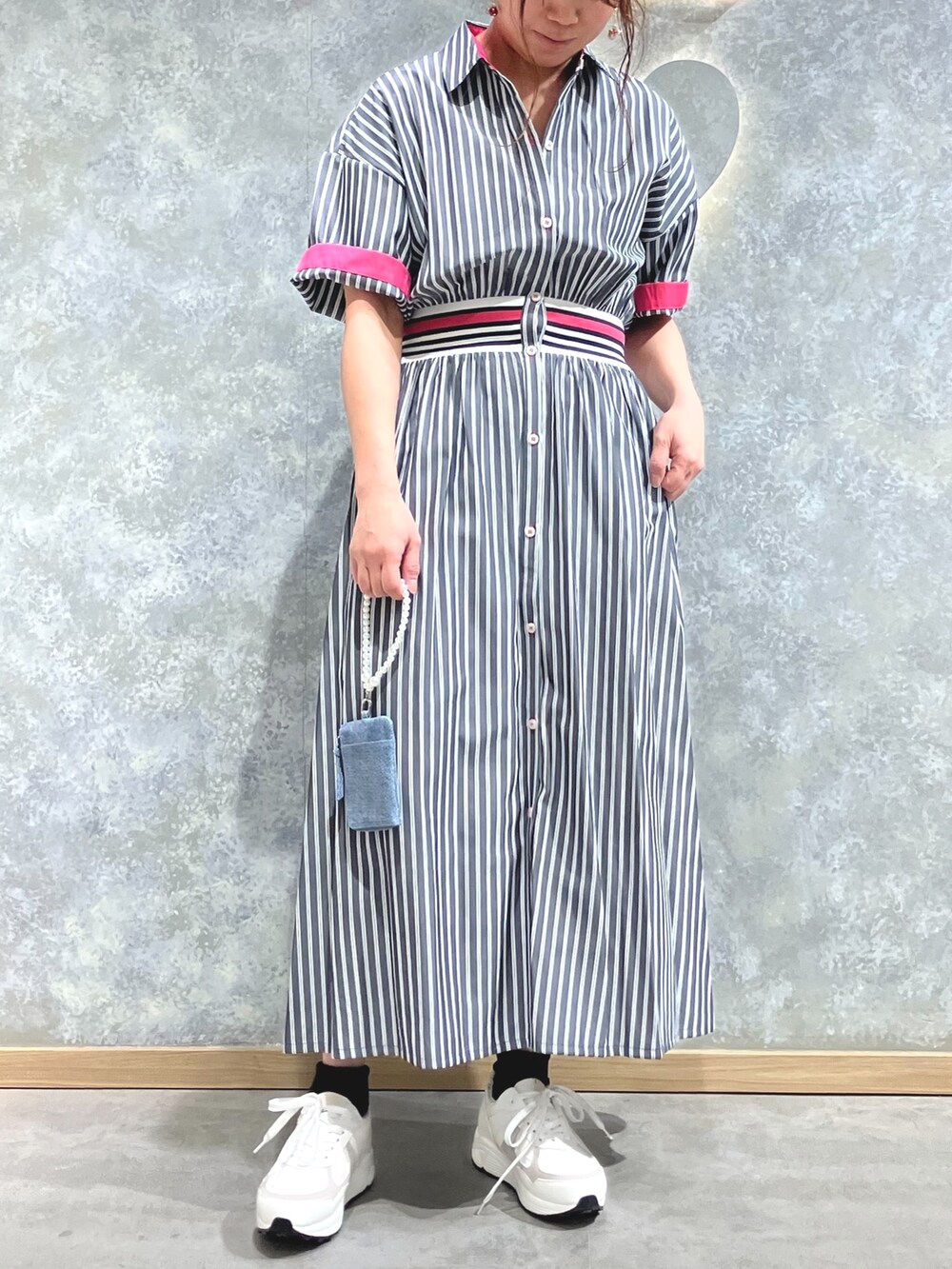 ブラック系のワンピース、ブラック系のその他パンツを着用したレディースの春コーディネートの2枚目の写真