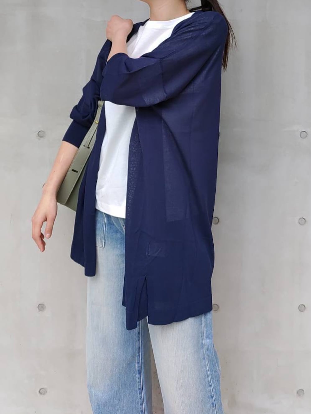 ホワイト系のTシャツ/カットソー、ブルー系のカーディガン/ボレロ、ブルー系のデニムパンツを着用したレディースの春コーディネートの4枚目の写真